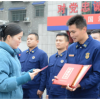 崇德向善 以礼相待 湘潭县为首季“莲乡好人”发放“礼遇卡”