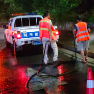 暴雨袭城 湘潭县城管坚守防内涝第一线