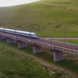 “复兴号”列车在青藏铁路迎来客运高峰