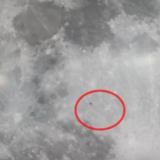 0.55秒 摄影爱好者拍到中国空间站凌月