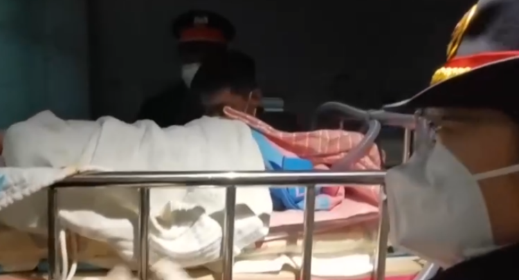 北京 新生婴儿亟需手术 车站开启“生命速运”