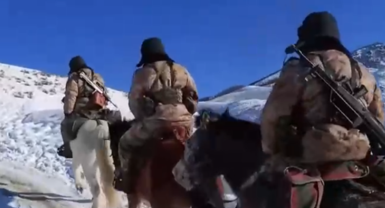 新疆 踏雪巡逻 边境线上守卫祖国安全