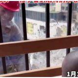 温馨一幕！师傅高空作业隔窗逗萌娃
