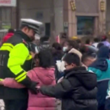 甜蜜“抱”击！小学生温暖拥抱护学岗交警