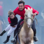 酷！新疆4岁萌娃与父亲骑马气场全开