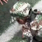 3岁小女孩一口气做10个俯卧撑