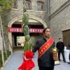 男子种出2.68米大葱夺得“葱王”