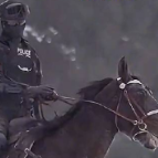 被新疆骑警雪地巡逻帅到了