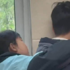 自闭症孩子课间撞墙被同学温柔抱住