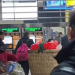 重庆菜农搭乘背篓专线去卖菜