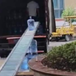 重庆一学校现过山车式运桶装水