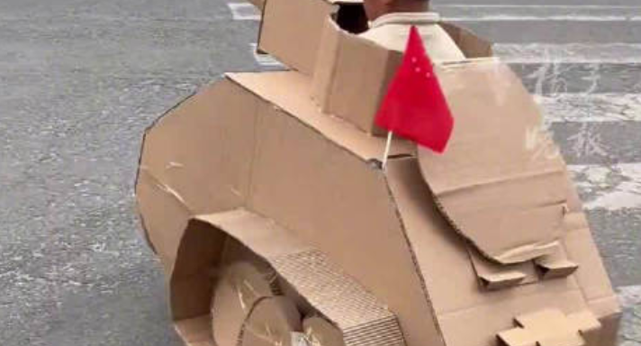 妈妈用纸盒给儿子做了辆坦克