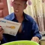 孙女收到录取通知书等8小时给爷爷拆