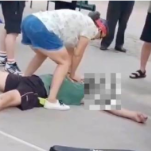 男子晨练倒地众人接力救援