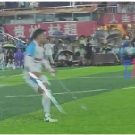 村超梦肢队踢赢比赛全体观众喝彩