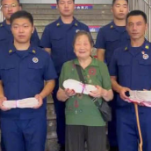 80岁老人做1000双鞋垫送消防员