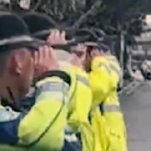 海口交警向救灾解放军敬礼致敬