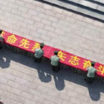 肖思远墓前摆满他生前爱吃的果冻