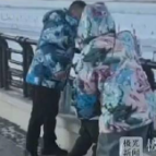南方宝宝东北舔铁栏杆被冻住