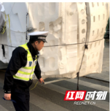 常德一小货车满载废旧泡沫超高违法被交警查获