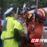 视频丨常德:争分夺秒!紧急救援三车追尾被困司机