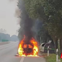 澧县：电动车自燃 交警配合消防灭火救援