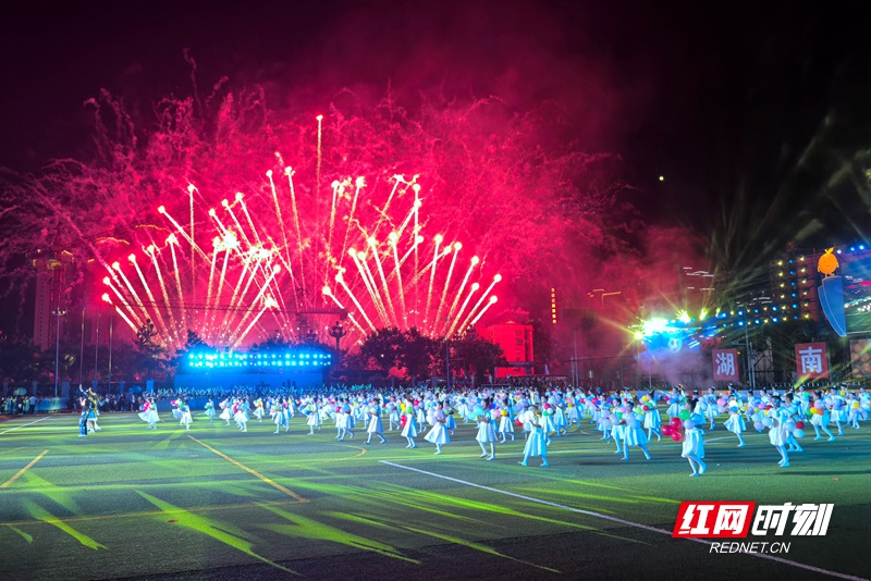 大型烟花秀配合现场节目表演。