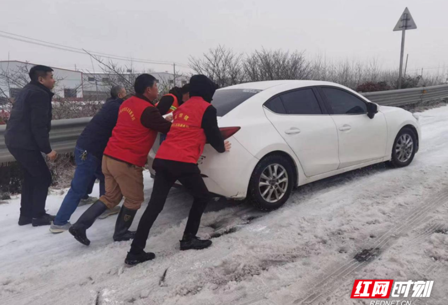 澧县官垸镇：齐心协力战冰雪  勠力同心保畅通