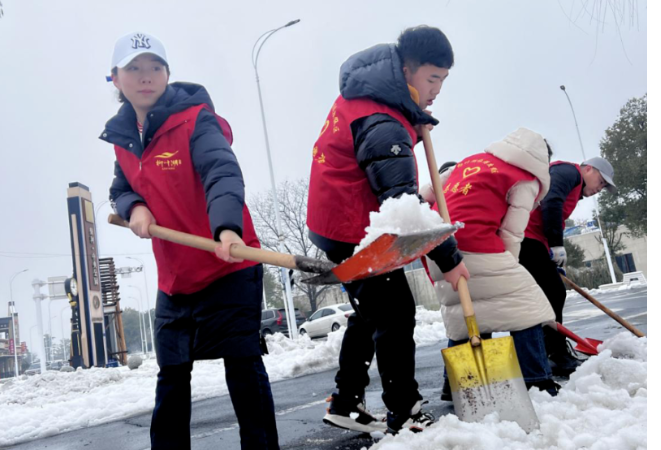 常德柳叶湖：扫雪除冰齐上阵 民建志愿服务暖民心