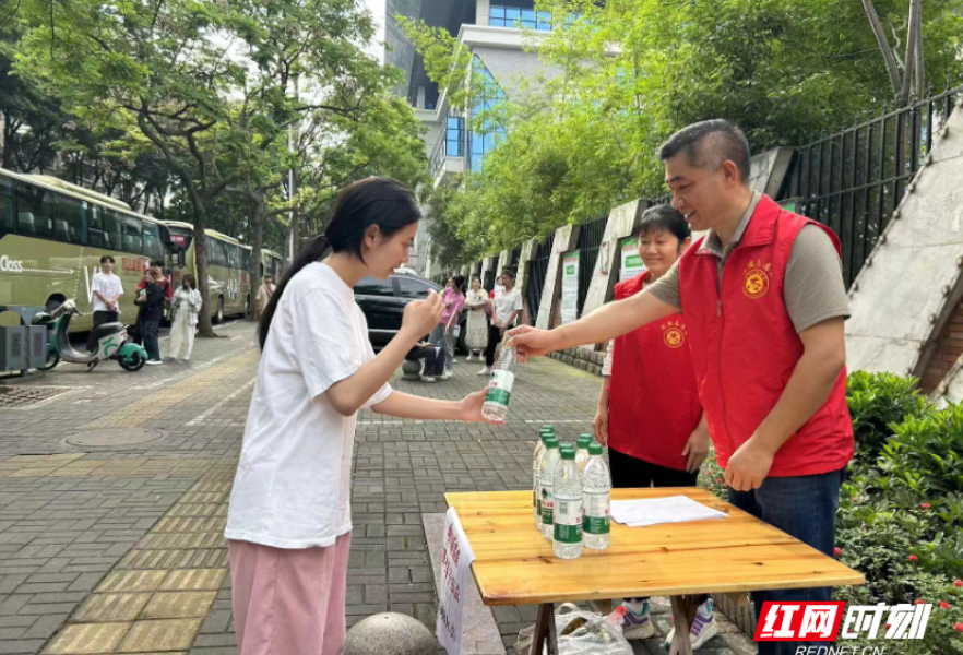 武陵区丹阳街道：爱心企业免费为考生送水助力高考