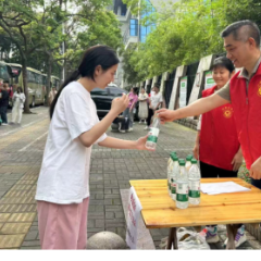 武陵区丹阳街道：爱心企业免费为考生送水助力高考