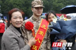 组图丨“戎”光闪耀！755名常德新兵出征