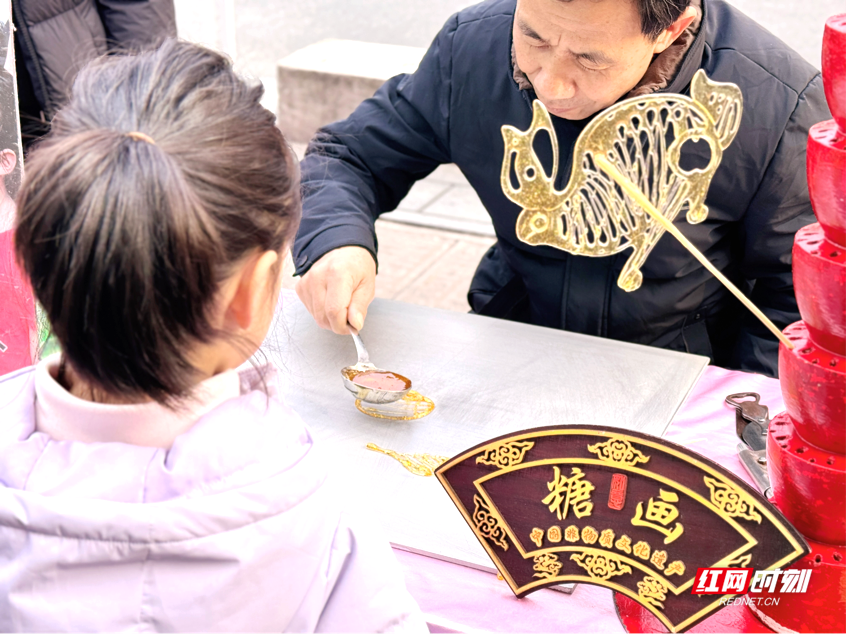 3月7日，2025年常德武陵高山街赏春消费季活动来袭。高山街人来人往，街边樱花悄然盛开，商铺热闹非凡。高山街盘活“赏花经济”“打卡经济”，装扮浪漫唯美城市风景，营造美好生活消费场景。老街区人气渐渐旺了起来，市场活力不断激发。