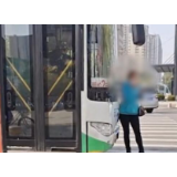 女子肉身挡公交被推行，该做的不只是处罚司机
