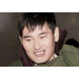 “大衣哥”被踹门尴尬了谁？