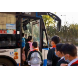 为学生“定制公交”专线，这样的“护航”很走心