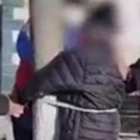 老人外出被绑树上遭辱，严格防疫也不能“以暴制乱”