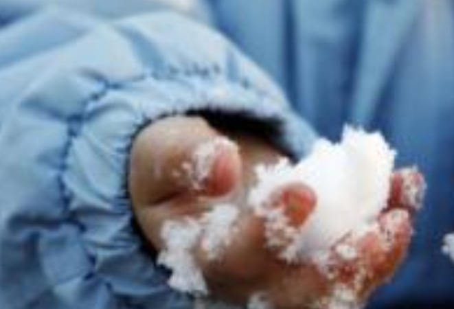 网红“人造雪”浪漫好玩，但也要注意安全