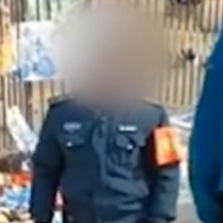 保安跪求摊贩离开，公园管理宜疏不宜堵