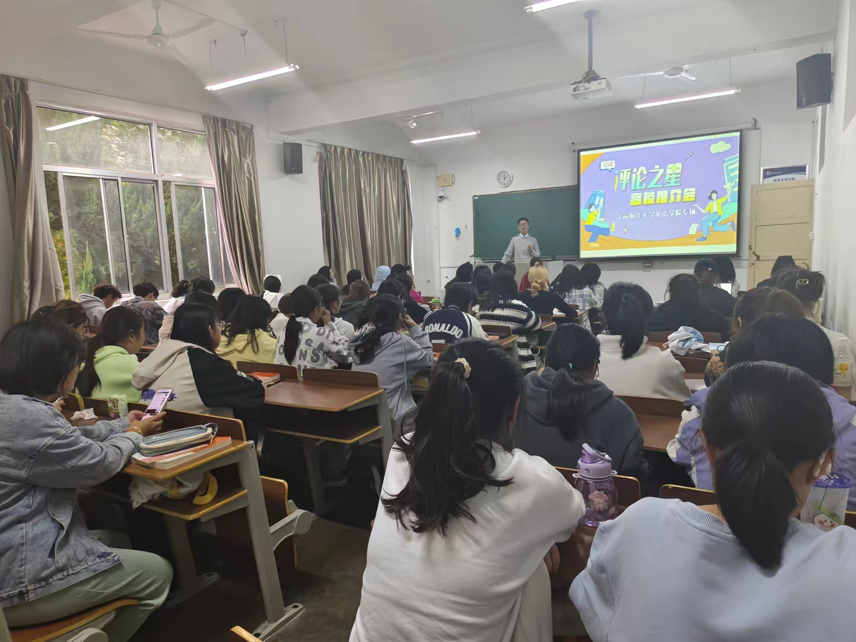 江苏海洋大学文法学院新闻传播系党支部书记邱立楠副教授向新闻学专业学生进行赛事宣讲.jpg