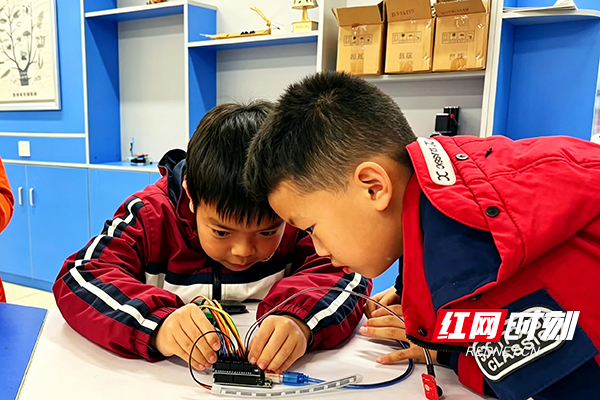 3学生调整科技作品过程.jpg