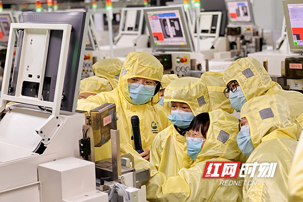 9参观普斯塞特LED灯生产厂2.jpg