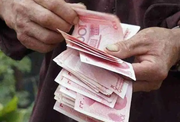 转发提醒爸妈！AI骗术、免费陷阱……谨防这些专坑养老钱的套路