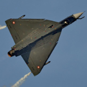 印度国产战机在迪拜航展坠毁 飞行员死亡