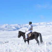 雪原驰骋！边防官兵策马踏雪巡边关