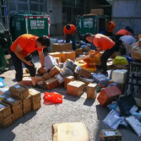 首破1800亿件 快递纪录里的经济新气象