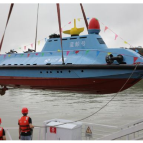 “蓝鲸号”高速可潜无人艇在广东珠海下水