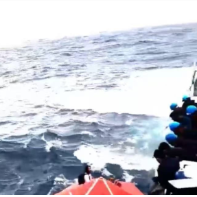 一艘货轮在印度西南海域倾斜 多个集装箱落海