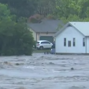 美国得克萨斯州“灾难性”洪水已致13人死亡 约23人失踪