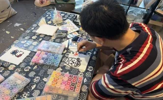 “拼豆”又火了！成人解压爱上孩童玩具